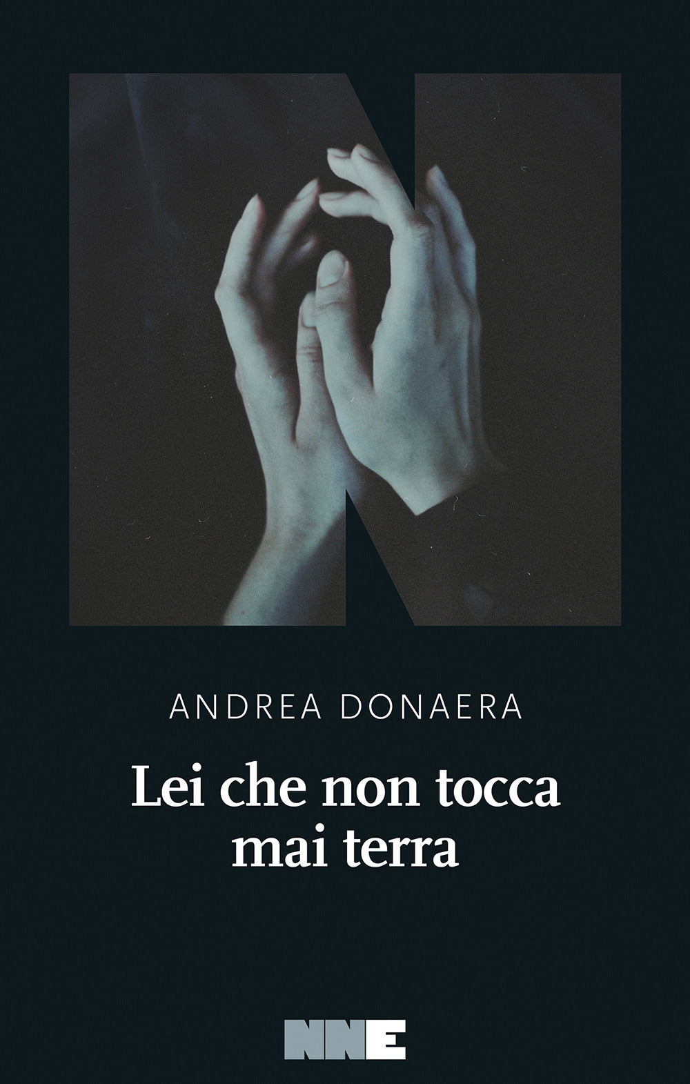 Lei che non tocca mai terra.